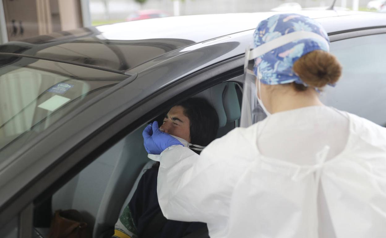 Una persona se realiza un test PCR en Asturias 