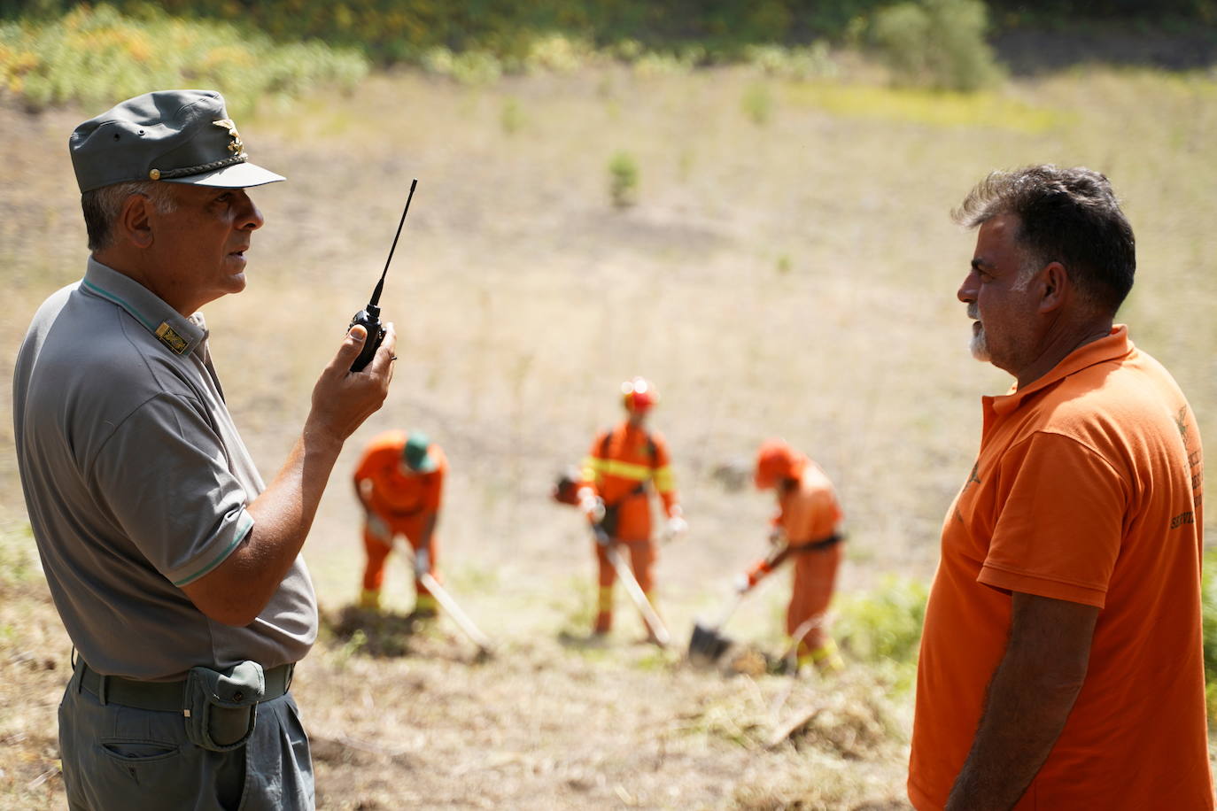 Operarios cavando pozas para evitar eventuales fuegos, guardias oteando a través de sus prismáticos conatos de incendios y mucho calor, especialmente en las ciudades. La ola de calor Lucifer, que ha traído consigo las que probablemente han sido las temperaturas más elevadas de Europa desde que existen registros, ha dejado en Sicilia el cronómetro próximo a los 50º. En concreto, han sido 48,8º, reguistrados el miércoles en Siracusa, en el sur de la isla. La marca anterior era de 1977, en Atenas.