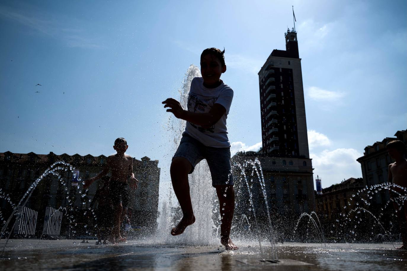 Operarios cavando pozas para evitar eventuales fuegos, guardias oteando a través de sus prismáticos conatos de incendios y mucho calor, especialmente en las ciudades. La ola de calor Lucifer, que ha traído consigo las que probablemente han sido las temperaturas más elevadas de Europa desde que existen registros, ha dejado en Sicilia el cronómetro próximo a los 50º. En concreto, han sido 48,8º, reguistrados el miércoles en Siracusa, en el sur de la isla. La marca anterior era de 1977, en Atenas.