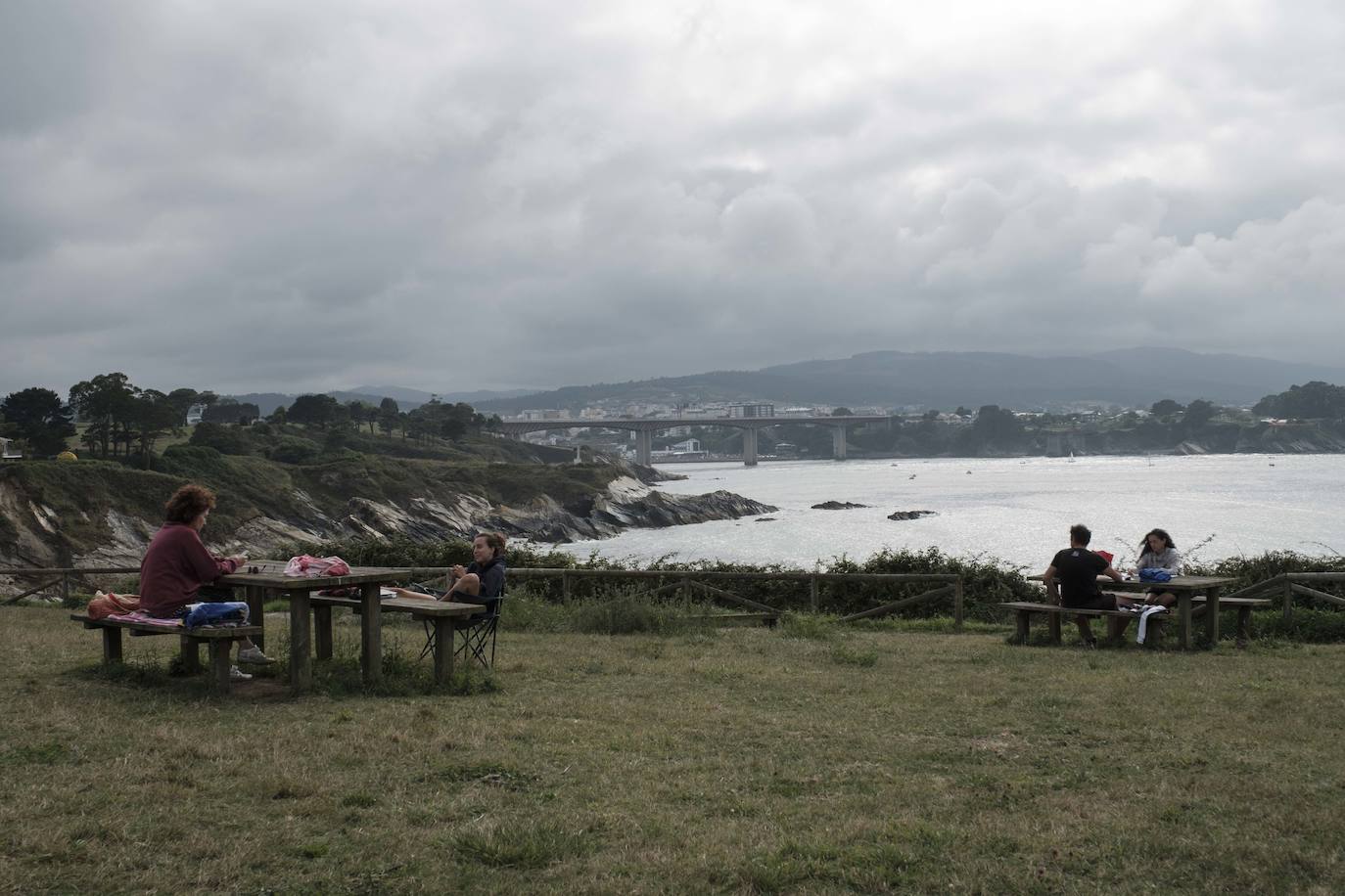 Playa de Arnao, Castropol. La playa de Arnao y su área recreativa, en Figueras, cuentan desde hace unos meses con un acceso mejorado. Este lugar ofrece una panorámica de las costa gallega y asturiana. La zona recreativa está situada justo en la parte alta de acceso a la Playa de Arnao y dispone de bancos, mesas, aseos y zona de aparcamiento.