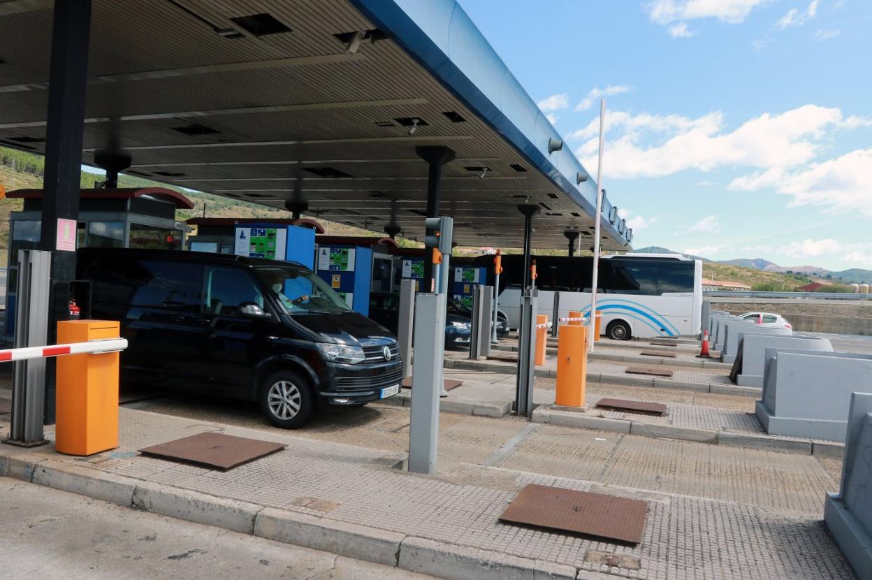 Vehículos en las cabinas de peaje que la autopista del Huerna tiene en La Magdalena (León). 