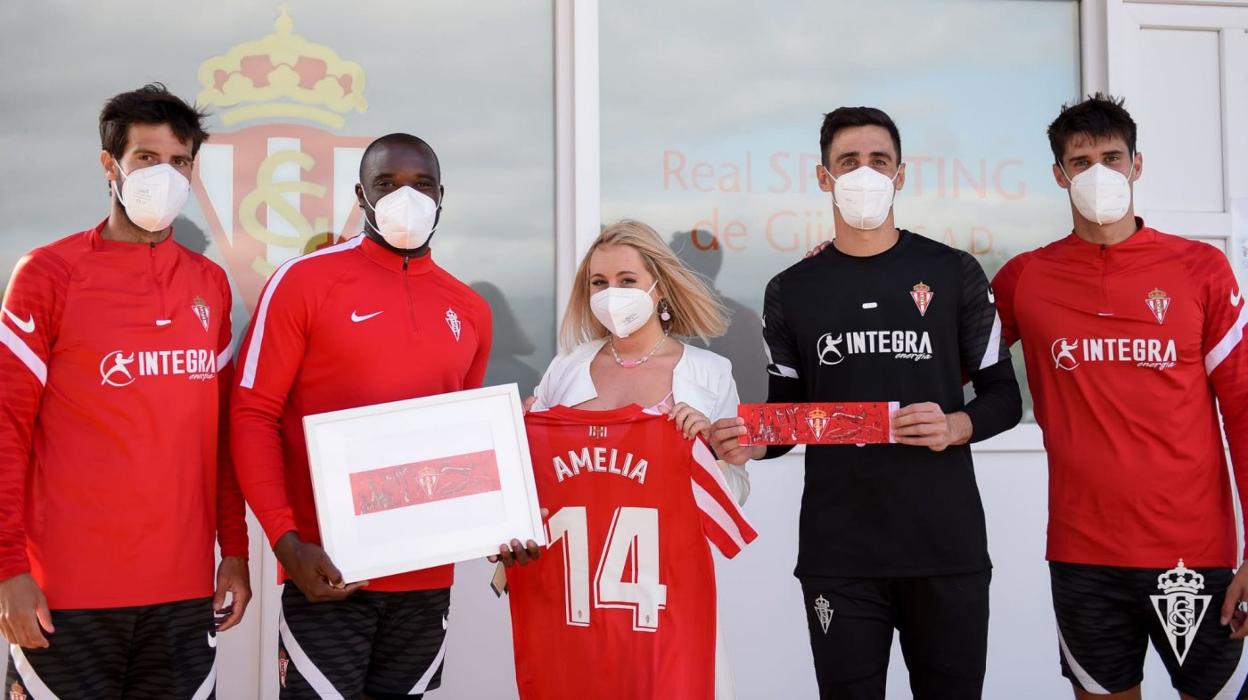 Marc Valiente, Babin, Mariño y Pablo Pérez le entregaron una camiseta y el brazalete a Amelia, que diseñó la prenda para el capitán. 