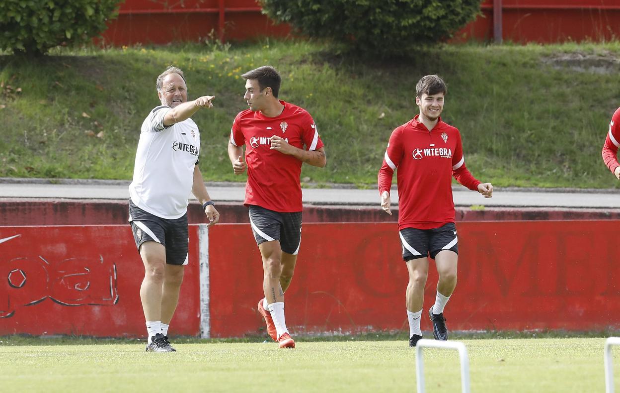 El preparador físico, Eduardo Domínguez, da instrucciones a Pedro Díaz, de vuelta al grupo tras su aislamiento preventivo.