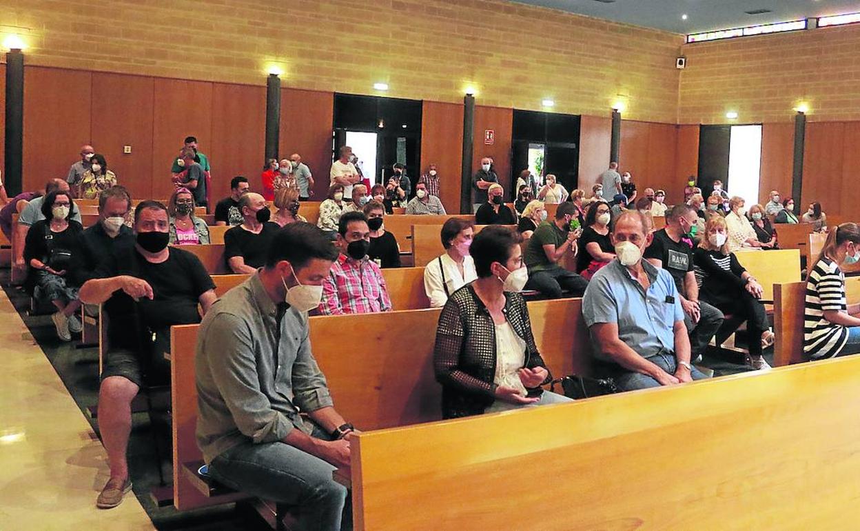 Familiares de Antonio Vela, durante el acto celebrado en el Tanatorio de Cabueñes.