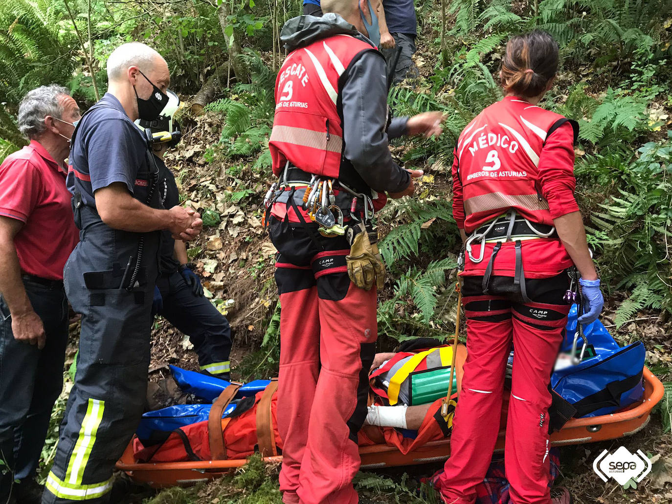 El grupo de rescate, junto al herido.