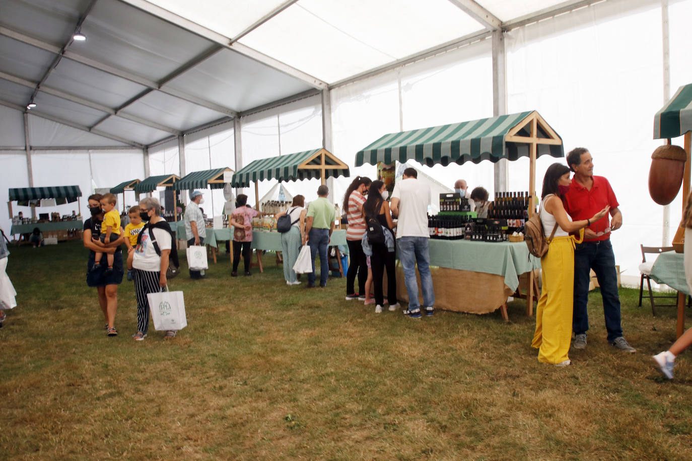 Imágenes de la feria ganadera y el mercado de productos de la huerta de Llanera