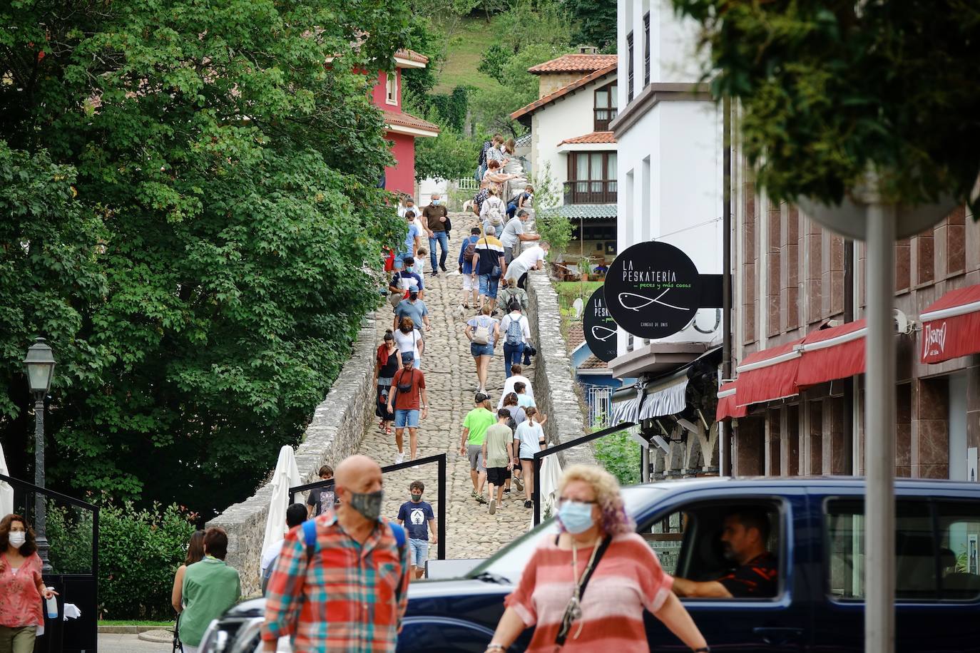 El sector turístico cuelga el cartel de completo en casi 95.000 plazas y con tarifas de hasta 370 euros por día en las escasas opciones de alojamiento. 
