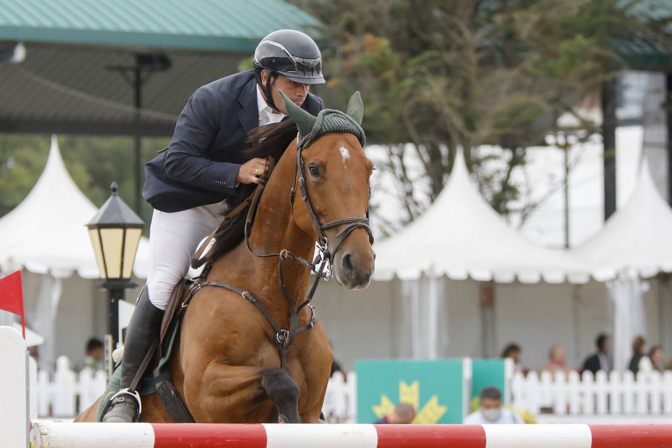 El vitoriano continúa intratable con los triunfos en la prueba grande y en la mediana. Iván Serrano venció en caballos jóvenes.