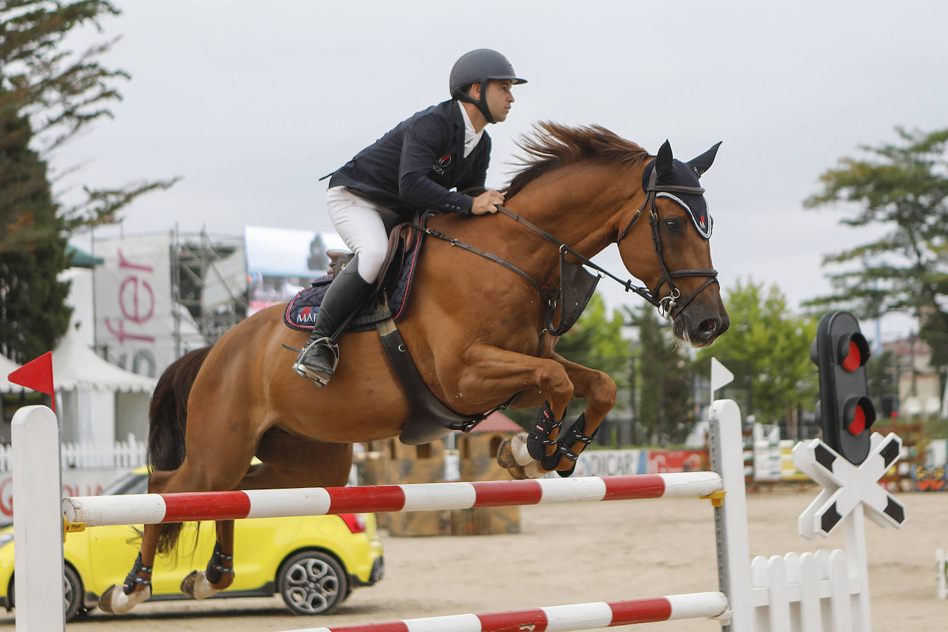 El vitoriano continúa intratable con los triunfos en la prueba grande y en la mediana. Iván Serrano venció en caballos jóvenes.