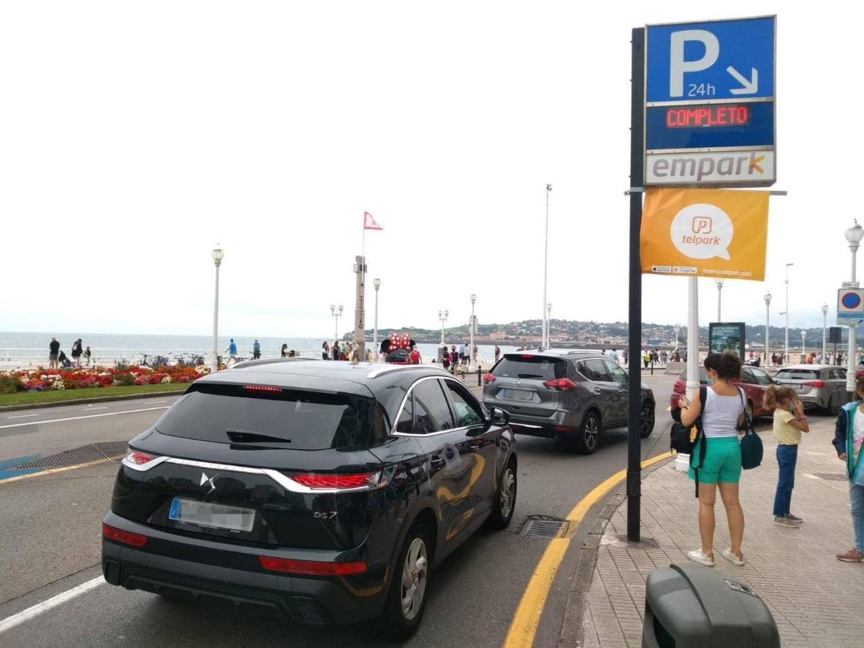 Vehículos esperando a la entrada del aparcamiento subterráneo del Náutico, completo ayer al mediodía. 