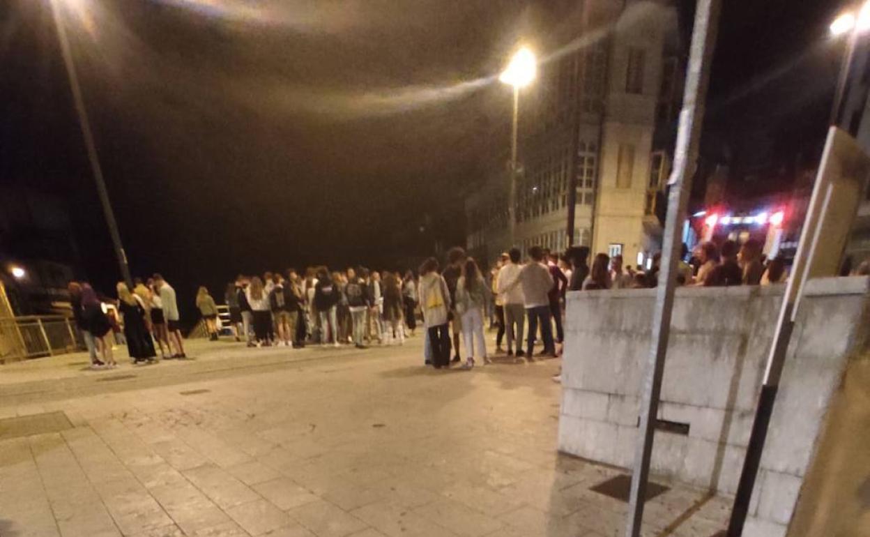 Imagen de un botellón en Llanes el fin de semana pasado.