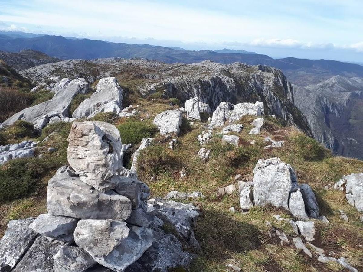 Vistas desde el  Pico Barzanalgas  (1.483 m).