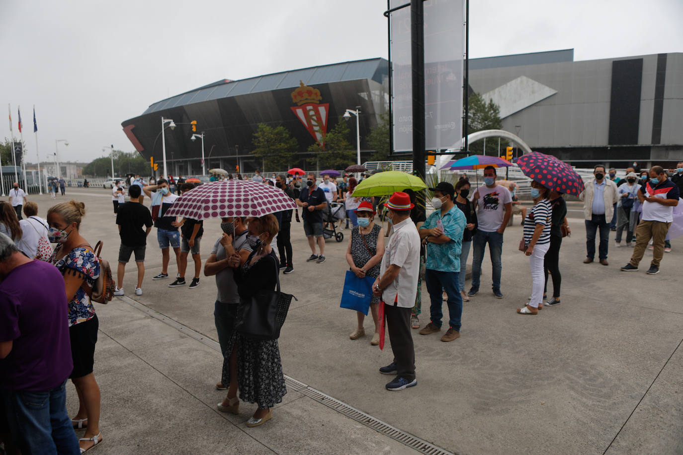 14 de agosto. El centro de Asturias amanece con lluvias débiles, pero eso no impide que decenas de personas, paraguas en mano, hagan cola a las puertas del ferial Luis Adaro de Gijón para disfrutar de un día en la Feria de Muestras. 