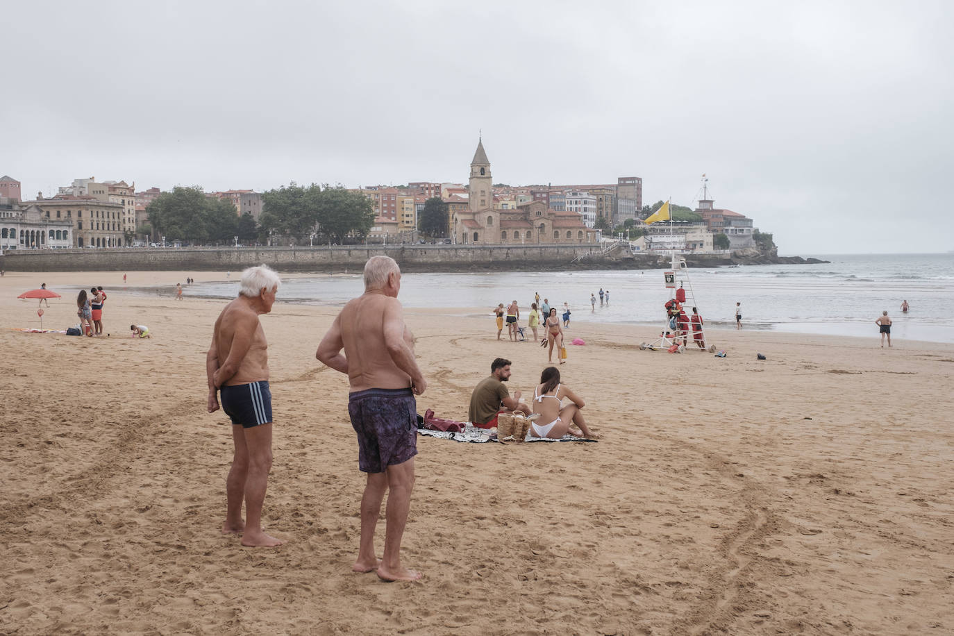 14 de agosto. El centro de Asturias amanece con lluvias débiles, pero eso no impide que decenas de personas, paraguas en mano, hagan cola a las puertas del ferial Luis Adaro de Gijón para disfrutar de un día en la Feria de Muestras. 