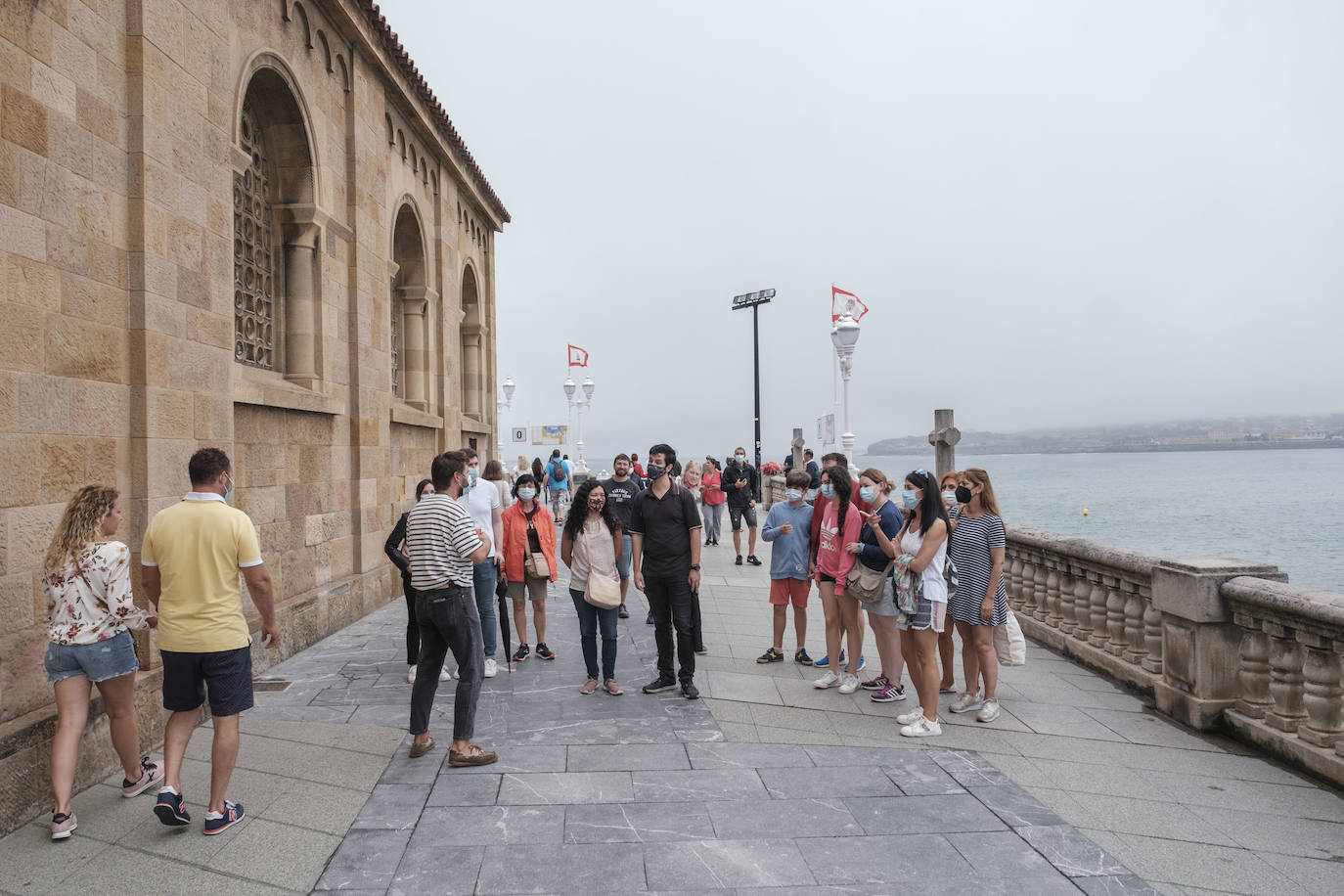 14 de agosto. El centro de Asturias amanece con lluvias débiles, pero eso no impide que decenas de personas, paraguas en mano, hagan cola a las puertas del ferial Luis Adaro de Gijón para disfrutar de un día en la Feria de Muestras. 