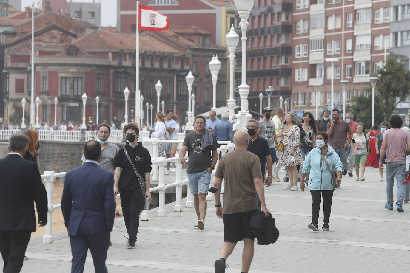 14 de agosto. El centro de Asturias amanece con lluvias débiles, pero eso no impide que decenas de personas, paraguas en mano, hagan cola a las puertas del ferial Luis Adaro de Gijón para disfrutar de un día en la Feria de Muestras. 