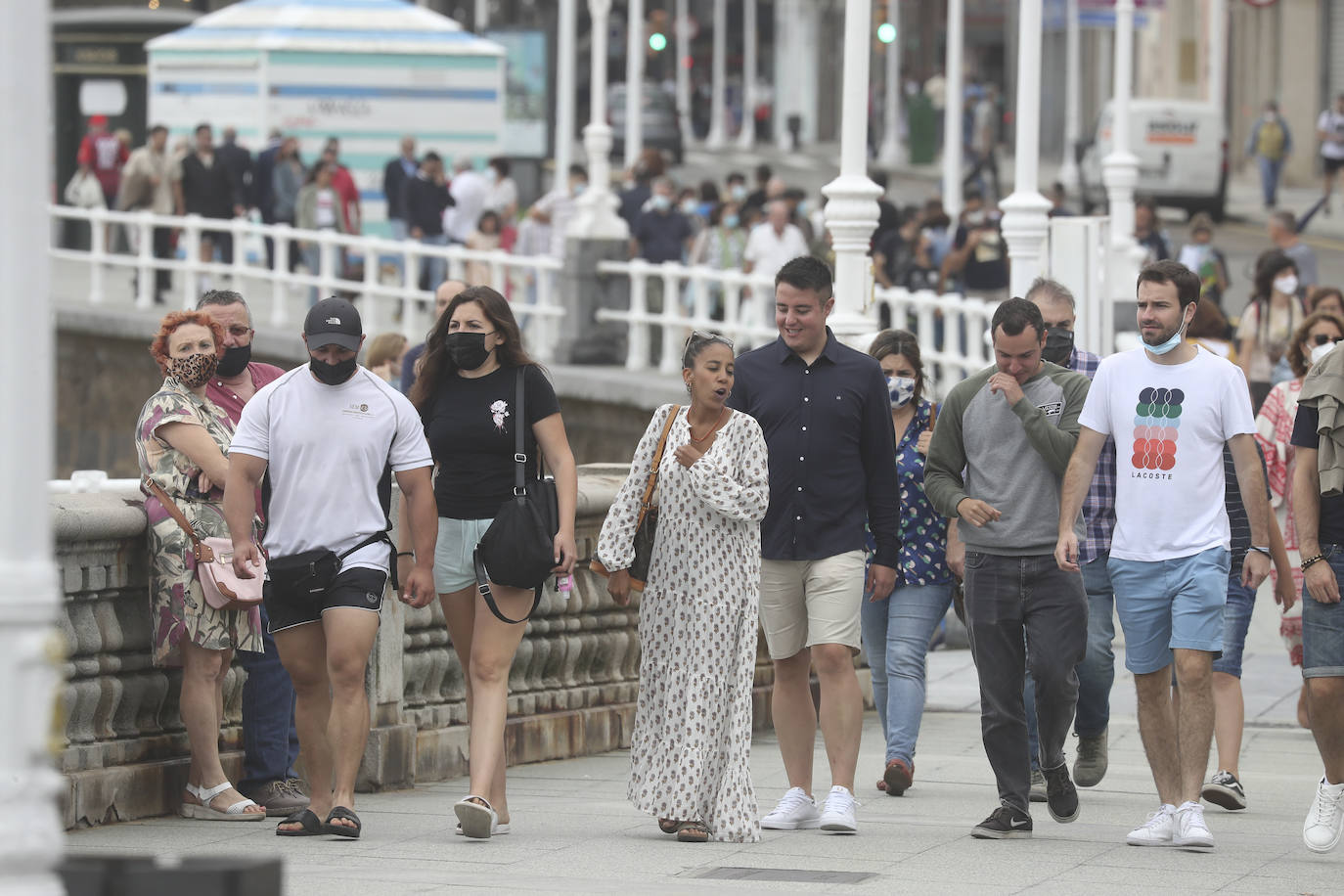 14 de agosto. El centro de Asturias amanece con lluvias débiles, pero eso no impide que decenas de personas, paraguas en mano, hagan cola a las puertas del ferial Luis Adaro de Gijón para disfrutar de un día en la Feria de Muestras. 