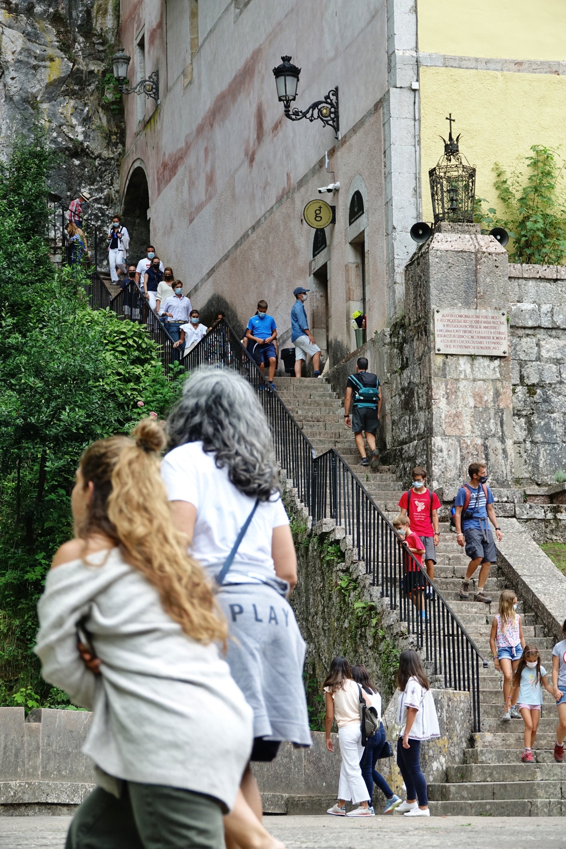 Las escaleras a la Santa Cueva fueron ayer un trajín de gente. 