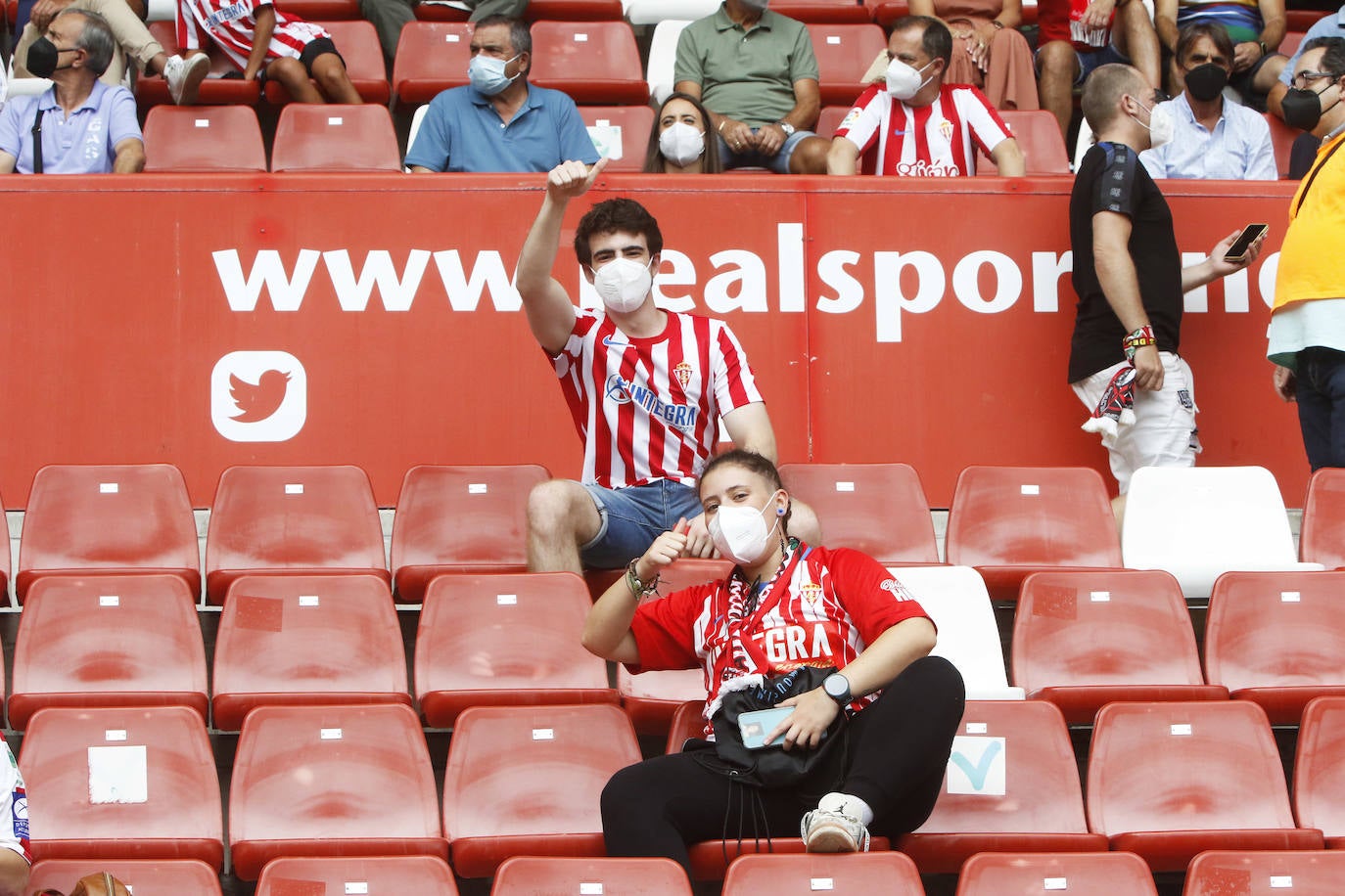 Fotos: Así fue la vuelta de la afición a El Molinón