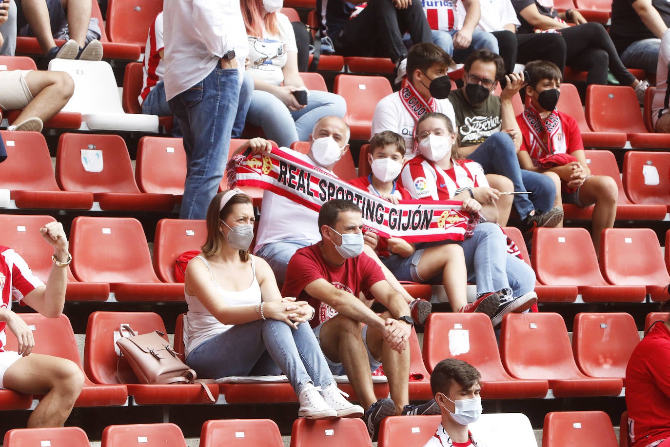 Fotos: Así fue la vuelta de la afición a El Molinón