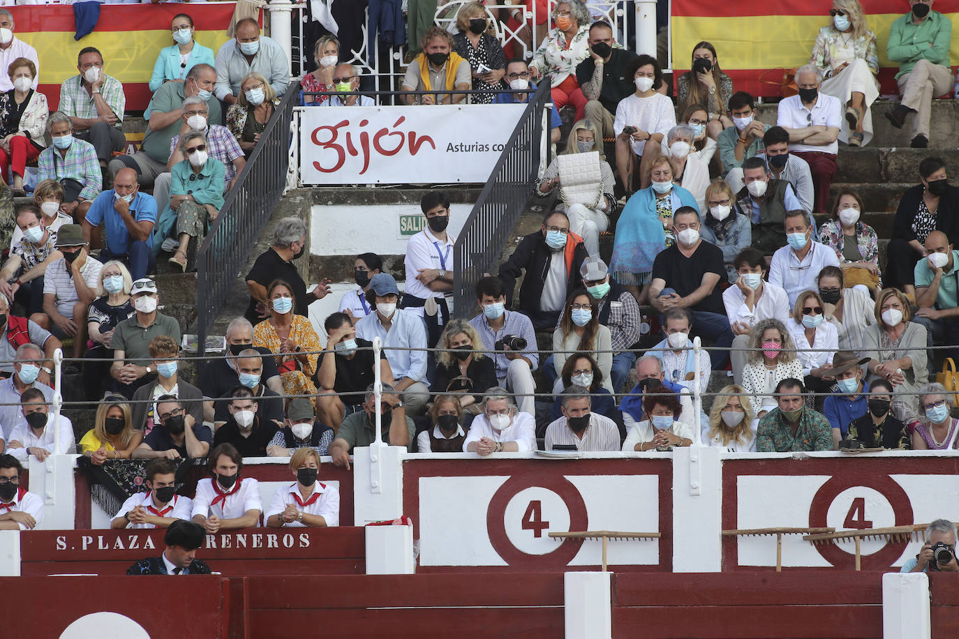 El último día de la feria taurina gijonesa dejó dos orejas para el Juli en un quinto de altura y otras dos para Daniel Luque, una en cada toro