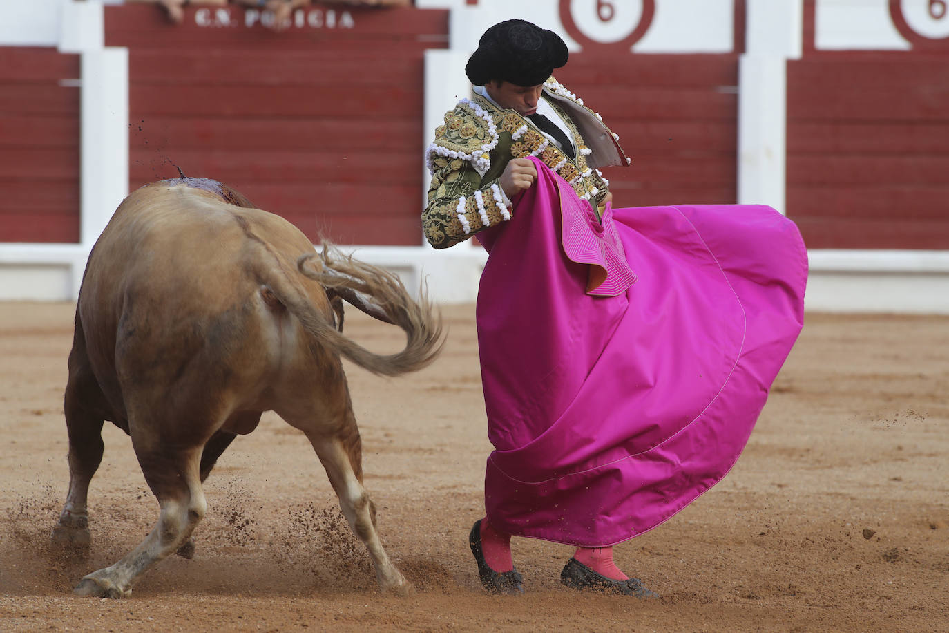 El último día de la feria taurina gijonesa dejó dos orejas para el Juli en un quinto de altura y otras dos para Daniel Luque, una en cada toro