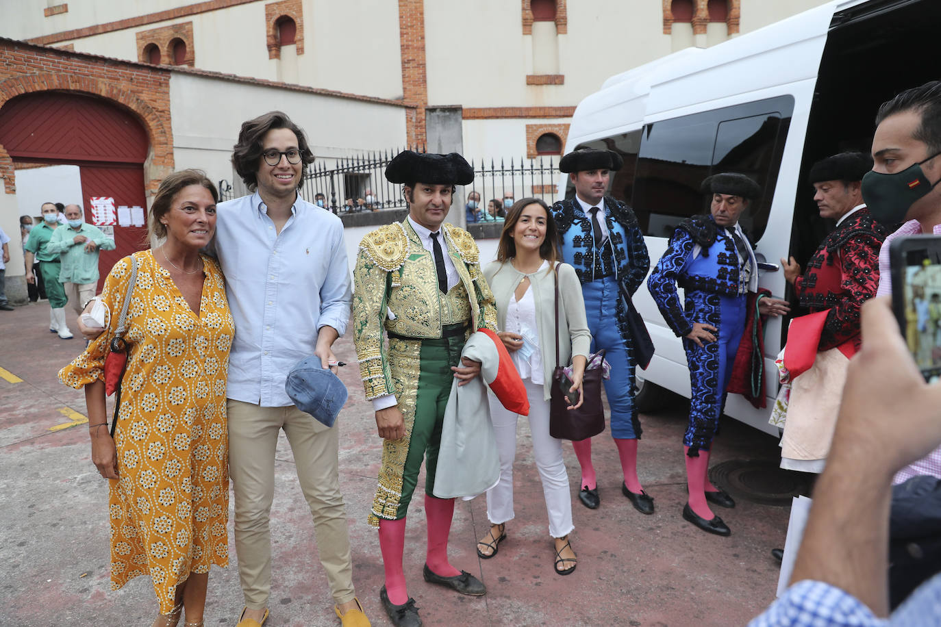 El último día de la feria taurina gijonesa dejó dos orejas para el Juli en un quinto de altura y otras dos para Daniel Luque, una en cada toro