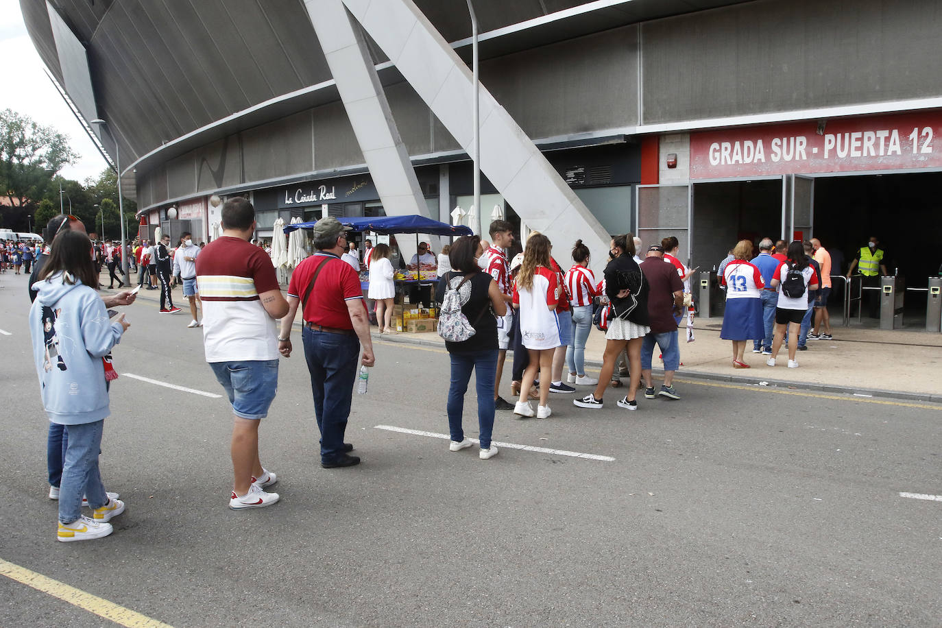 Fotos: Así fue la vuelta de la afición a El Molinón