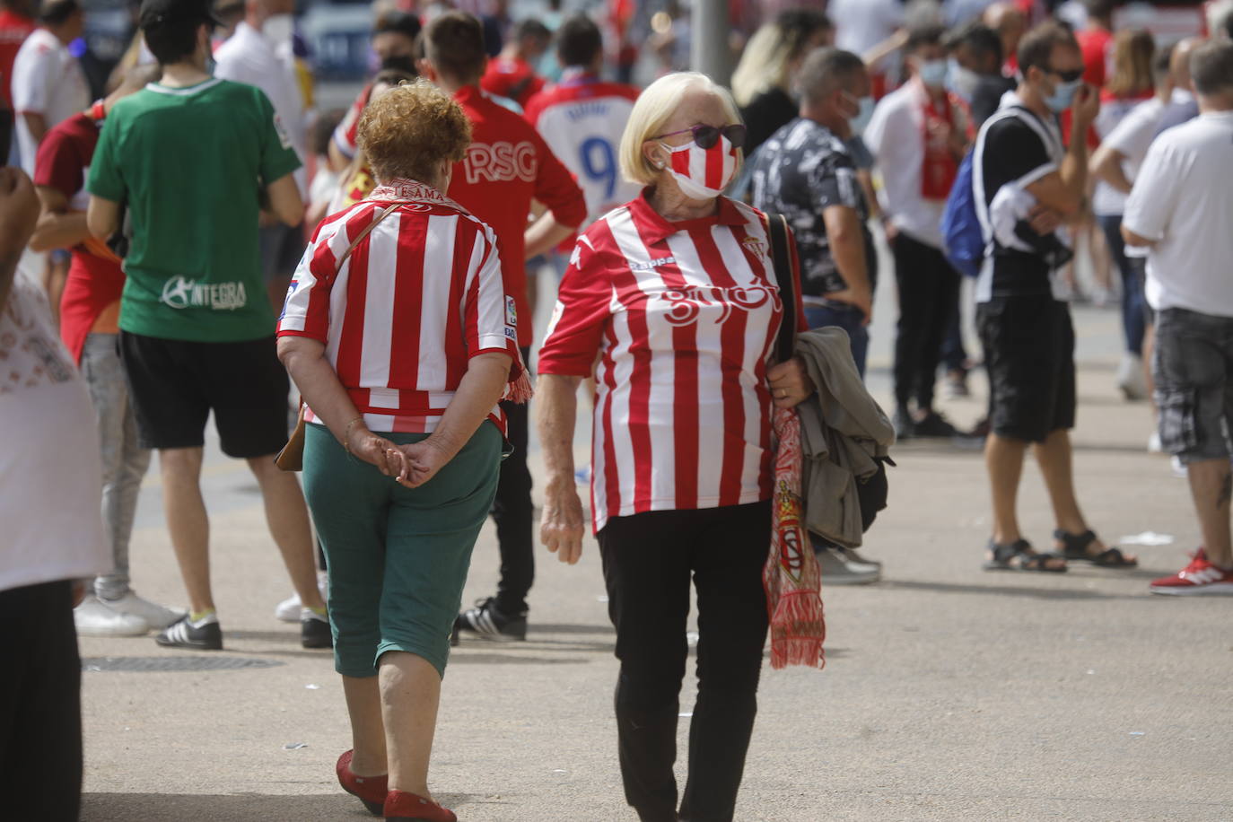 Fotos: Así fue la vuelta de la afición a El Molinón