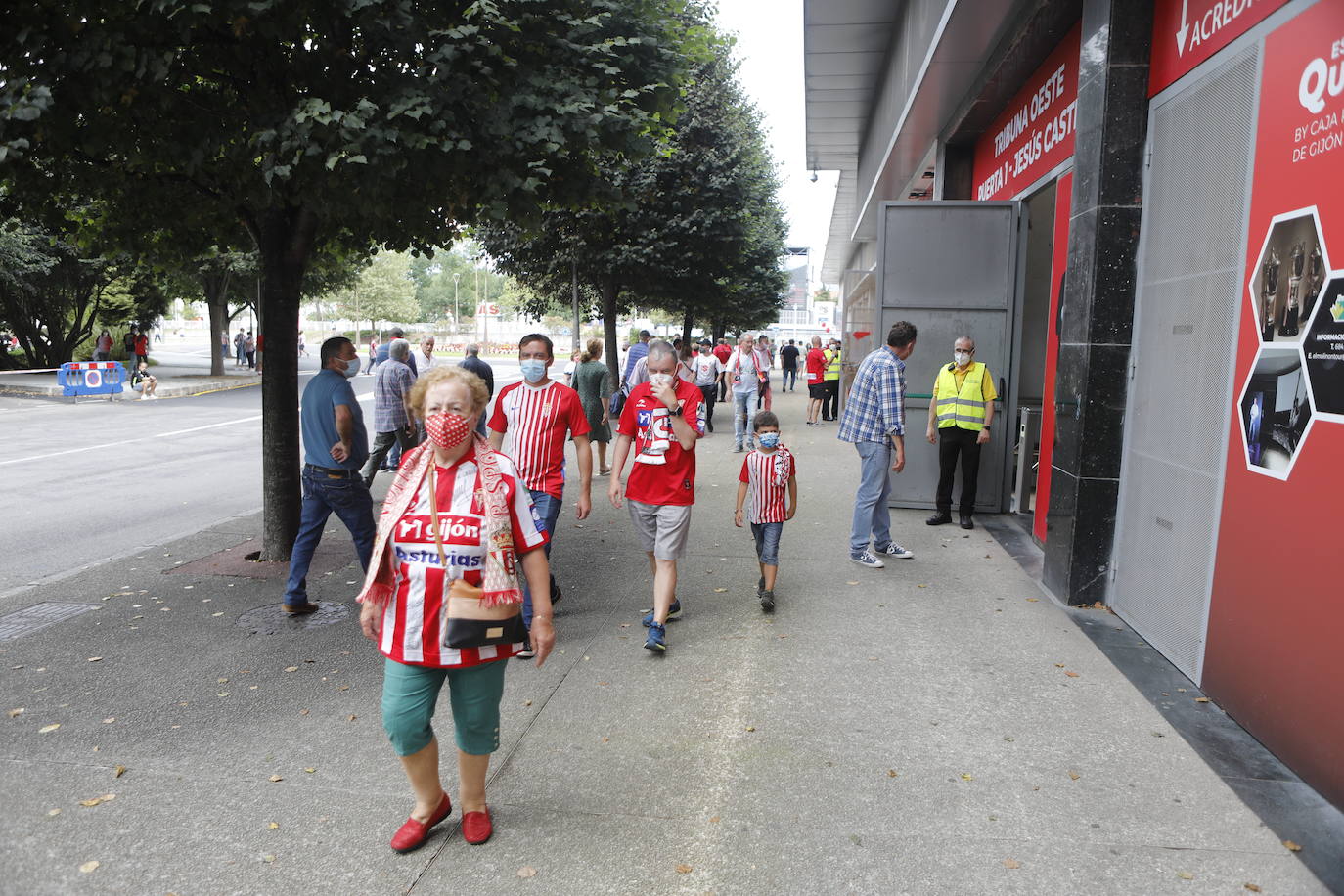 Fotos: Así fue la vuelta de la afición a El Molinón