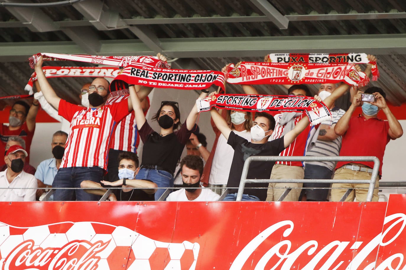 Fotos: Así fue la vuelta de la afición a El Molinón