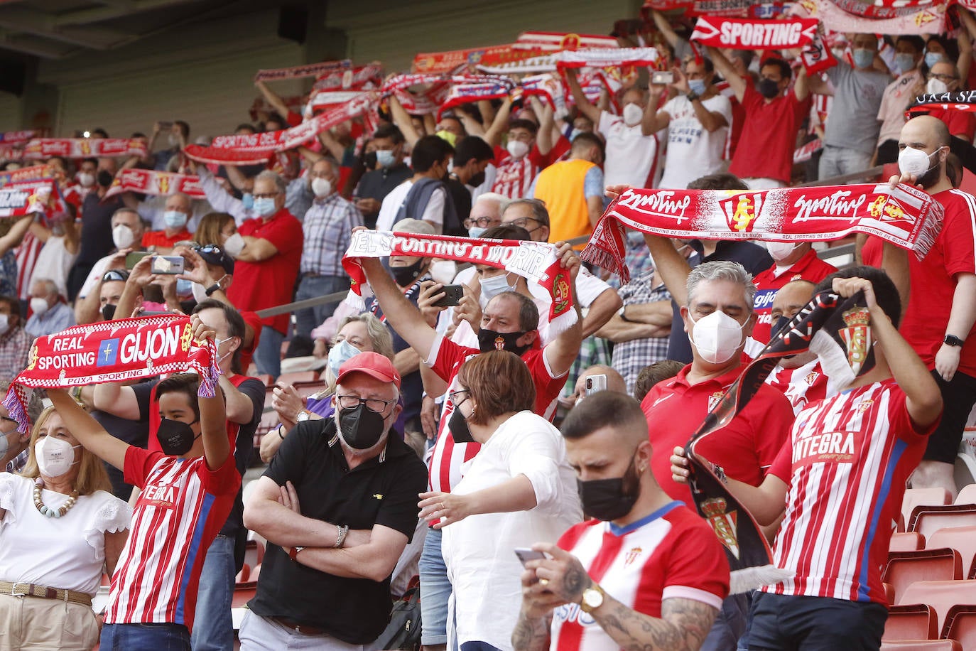 Fotos: Así fue la vuelta de la afición a El Molinón