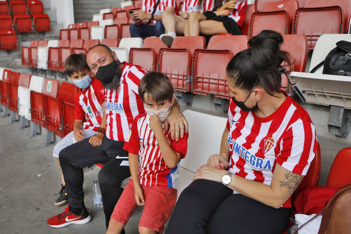 Fotos: Así fue la vuelta de la afición a El Molinón