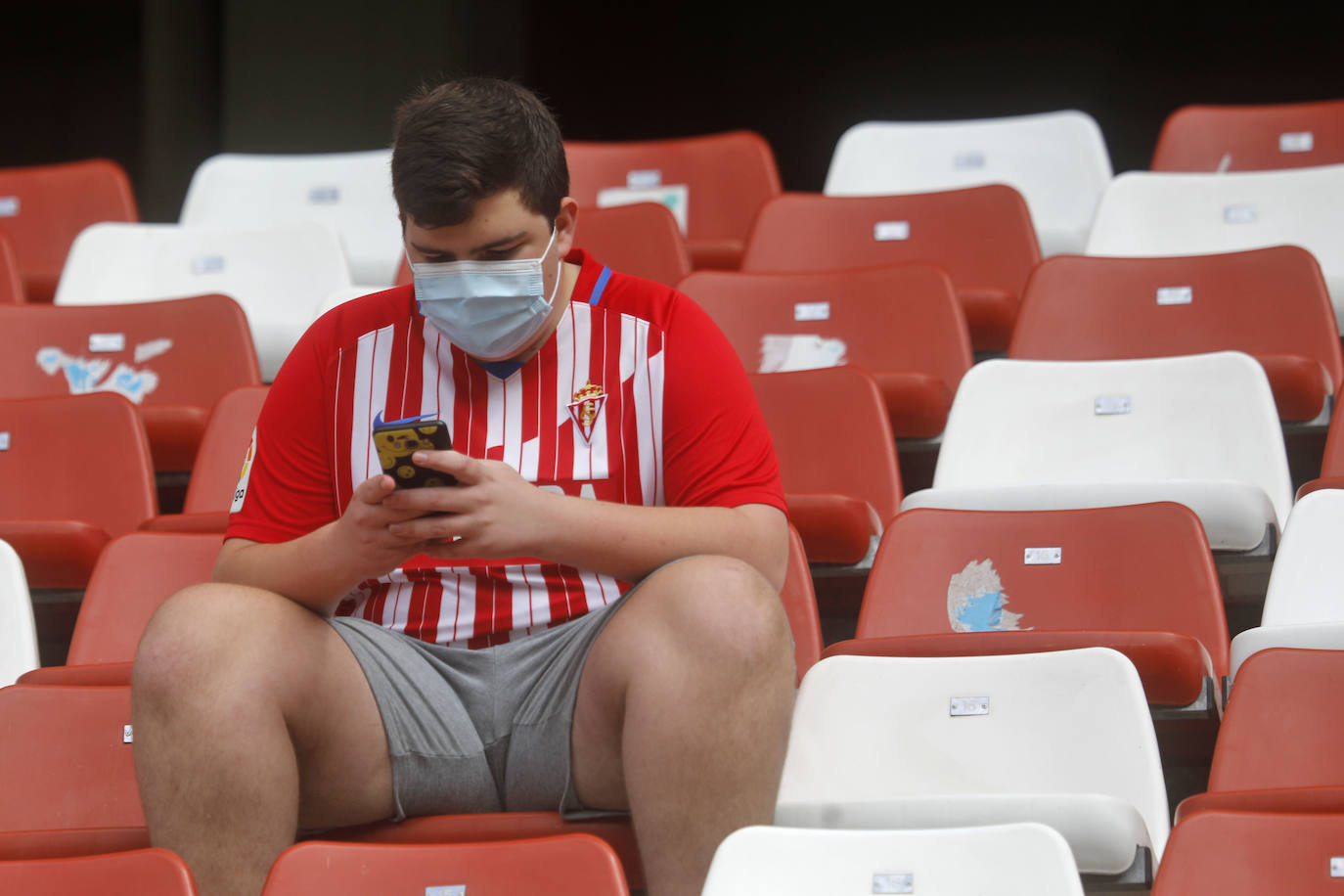 Fotos: Así fue la vuelta de la afición a El Molinón