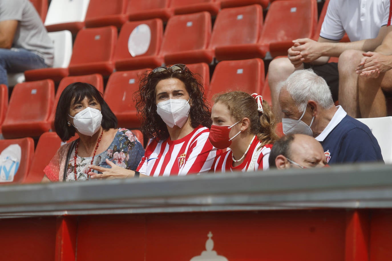 Fotos: Así fue la vuelta de la afición a El Molinón