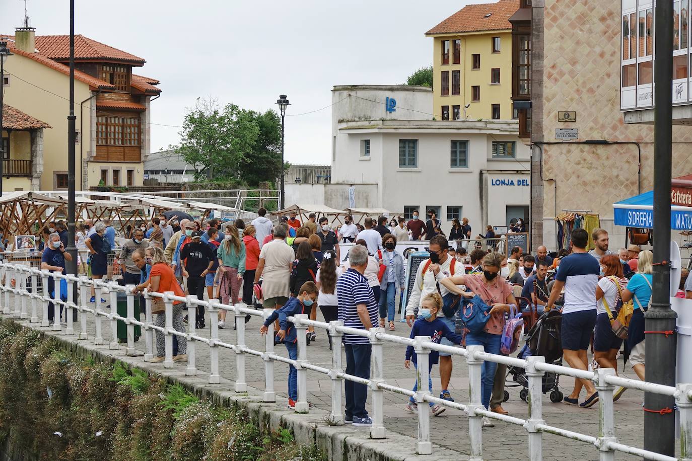Lleno absoluto en varios puntos de Asturias en un domingo que precede a un lunes festivo. Localidades Llanes o Gijón lucen repletas de turistas. Precisamente la villa de Jovellanos vive una jornada repleta de eventos. La Feria de Muestras, los festejos taurinos o el partido del Sporting son algunas de las actividades de las que disfrutar en el municipio 