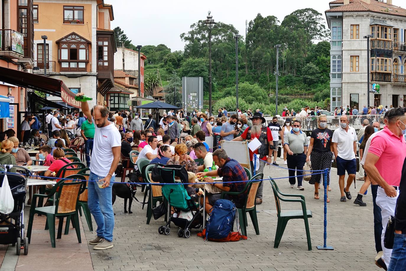 Lleno absoluto en varios puntos de Asturias en un domingo que precede a un lunes festivo. Localidades Llanes o Gijón lucen repletas de turistas. Precisamente la villa de Jovellanos vive una jornada repleta de eventos. La Feria de Muestras, los festejos taurinos o el partido del Sporting son algunas de las actividades de las que disfrutar en el municipio 
