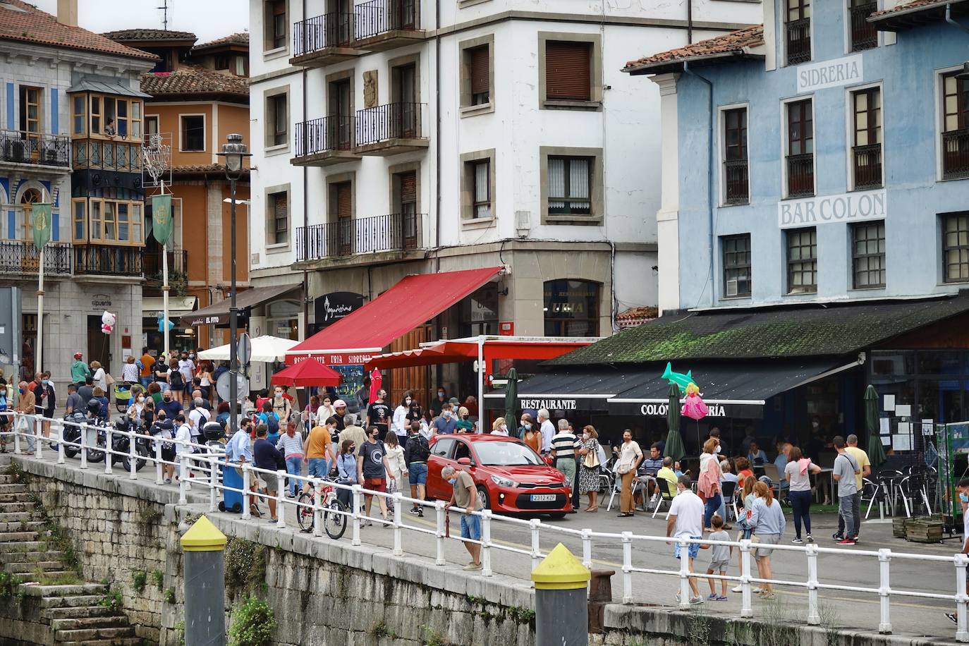 Lleno absoluto en varios puntos de Asturias en un domingo que precede a un lunes festivo. Localidades Llanes o Gijón lucen repletas de turistas. Precisamente la villa de Jovellanos vive una jornada repleta de eventos. La Feria de Muestras, los festejos taurinos o el partido del Sporting son algunas de las actividades de las que disfrutar en el municipio 