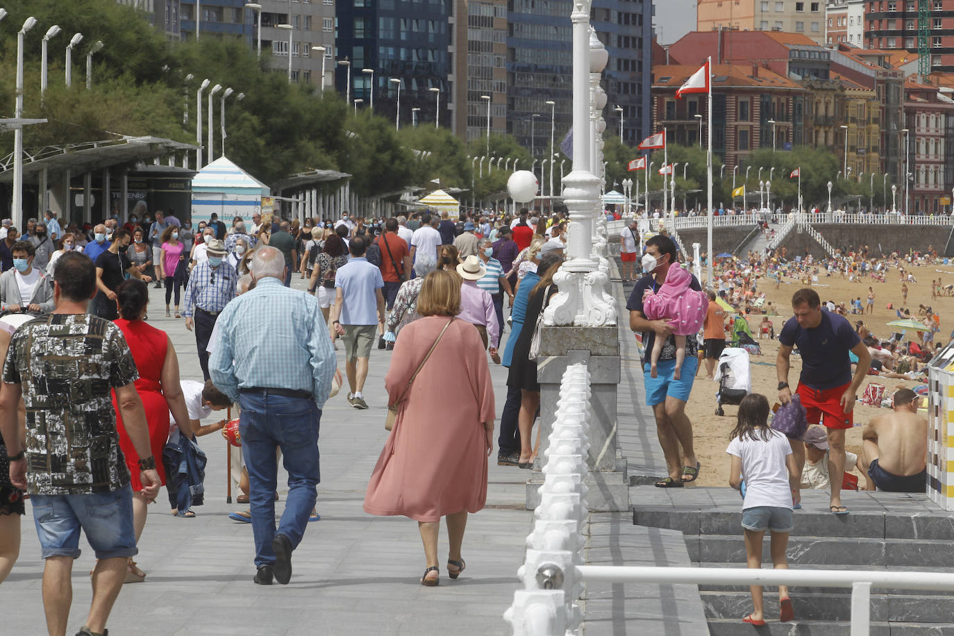 Lleno absoluto en varios puntos de Asturias en un domingo que precede a un lunes festivo. Localidades Llanes o Gijón lucen repletas de turistas. Precisamente la villa de Jovellanos vive una jornada repleta de eventos. La Feria de Muestras, los festejos taurinos o el partido del Sporting son algunas de las actividades de las que disfrutar en el municipio 
