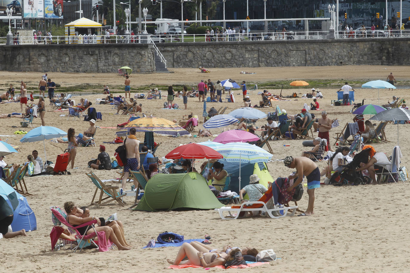 Lleno absoluto en varios puntos de Asturias en un domingo que precede a un lunes festivo. Localidades Llanes o Gijón lucen repletas de turistas. Precisamente la villa de Jovellanos vive una jornada repleta de eventos. La Feria de Muestras, los festejos taurinos o el partido del Sporting son algunas de las actividades de las que disfrutar en el municipio 