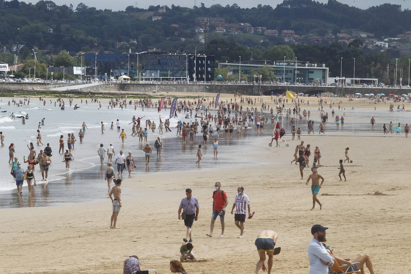 Lleno absoluto en varios puntos de Asturias en un domingo que precede a un lunes festivo. Localidades Llanes o Gijón lucen repletas de turistas. Precisamente la villa de Jovellanos vive una jornada repleta de eventos. La Feria de Muestras, los festejos taurinos o el partido del Sporting son algunas de las actividades de las que disfrutar en el municipio 