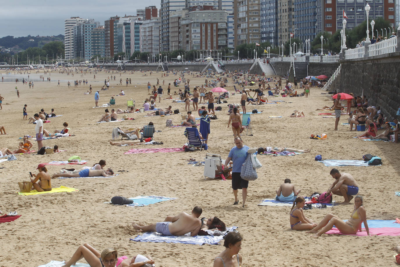 Lleno absoluto en varios puntos de Asturias en un domingo que precede a un lunes festivo. Localidades Llanes o Gijón lucen repletas de turistas. Precisamente la villa de Jovellanos vive una jornada repleta de eventos. La Feria de Muestras, los festejos taurinos o el partido del Sporting son algunas de las actividades de las que disfrutar en el municipio 