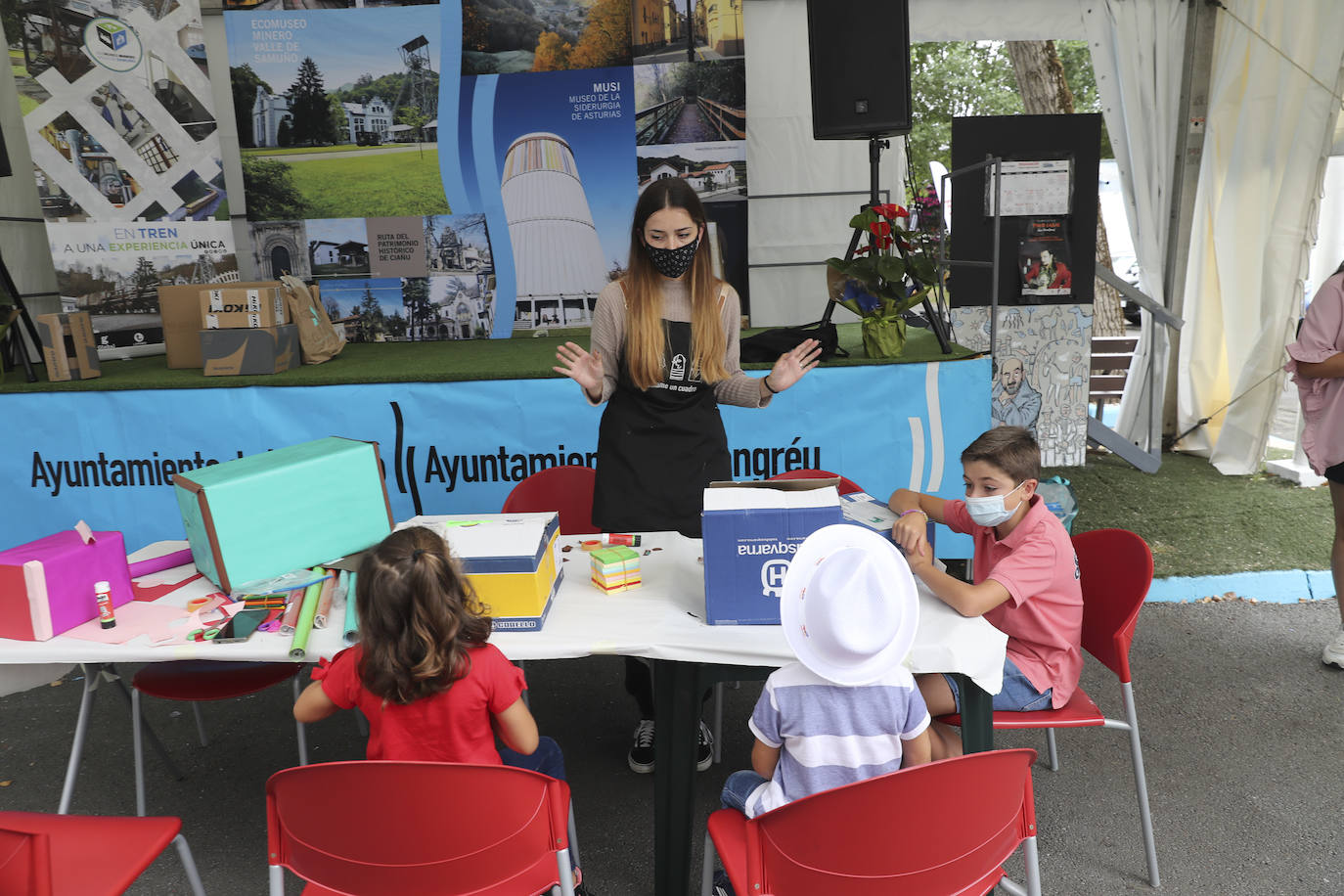 La Feria de Muestras continua siendo uno de los atractivos de Gijón a pesar de las muchas actividades que ofrece hoy la ciudad. Centenares de visitantes pasean por el recinto ferial, que ofrece divertimento para todos los miembros de la familia. 