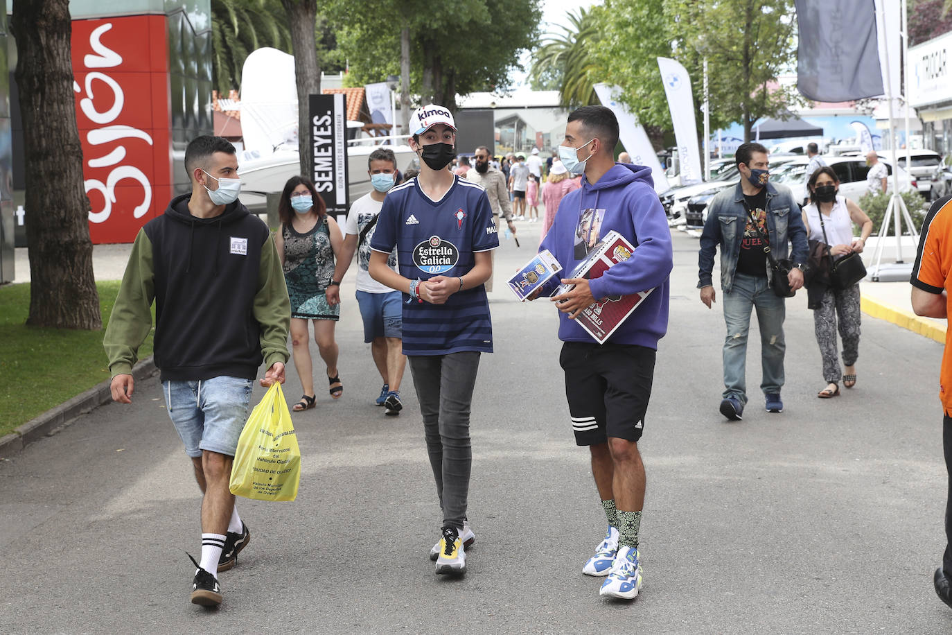 La Feria de Muestras continua siendo uno de los atractivos de Gijón a pesar de las muchas actividades que ofrece hoy la ciudad. Centenares de visitantes pasean por el recinto ferial, que ofrece divertimento para todos los miembros de la familia. 