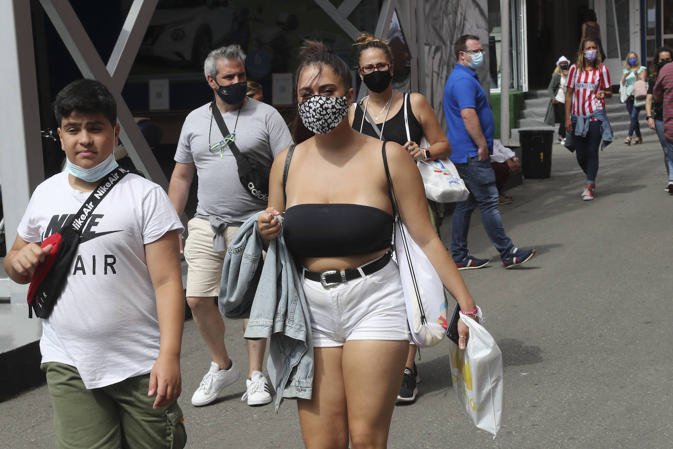 La Feria de Muestras continua siendo uno de los atractivos de Gijón a pesar de las muchas actividades que ofrece hoy la ciudad. Centenares de visitantes pasean por el recinto ferial, que ofrece divertimento para todos los miembros de la familia. 