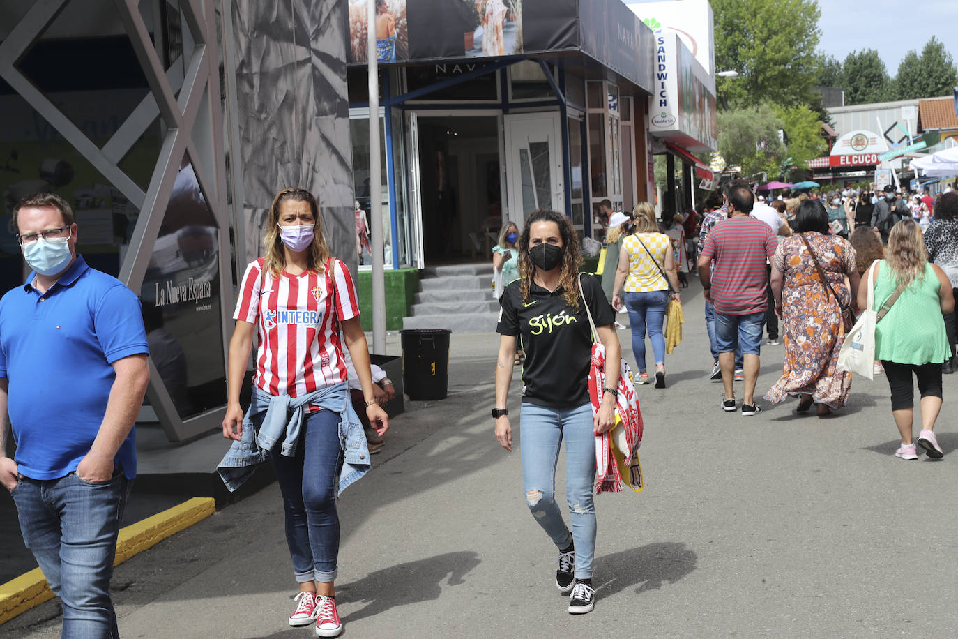 La Feria de Muestras continua siendo uno de los atractivos de Gijón a pesar de las muchas actividades que ofrece hoy la ciudad. Centenares de visitantes pasean por el recinto ferial, que ofrece divertimento para todos los miembros de la familia. 