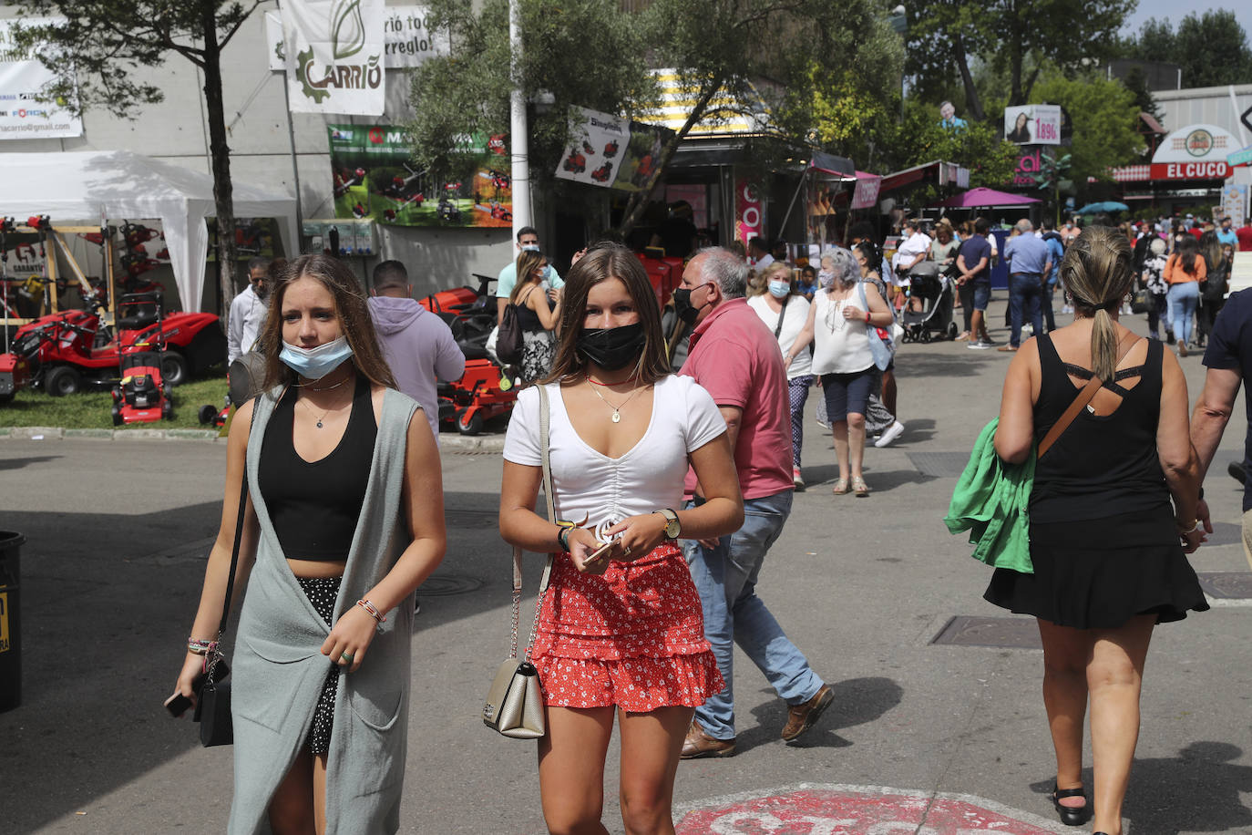 La Feria de Muestras continua siendo uno de los atractivos de Gijón a pesar de las muchas actividades que ofrece hoy la ciudad. Centenares de visitantes pasean por el recinto ferial, que ofrece divertimento para todos los miembros de la familia. 