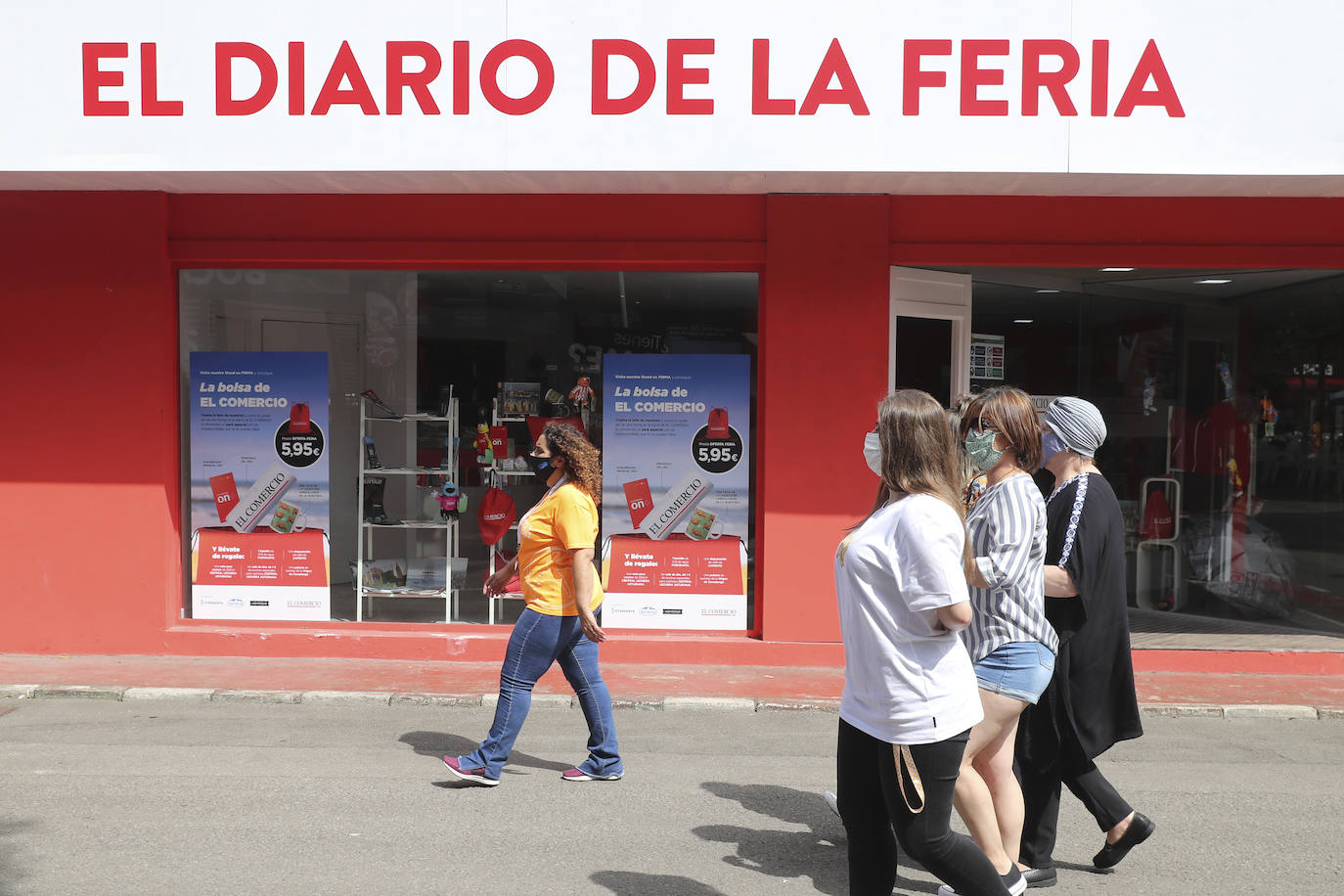 La Feria de Muestras continua siendo uno de los atractivos de Gijón a pesar de las muchas actividades que ofrece hoy la ciudad. Centenares de visitantes pasean por el recinto ferial, que ofrece divertimento para todos los miembros de la familia. 