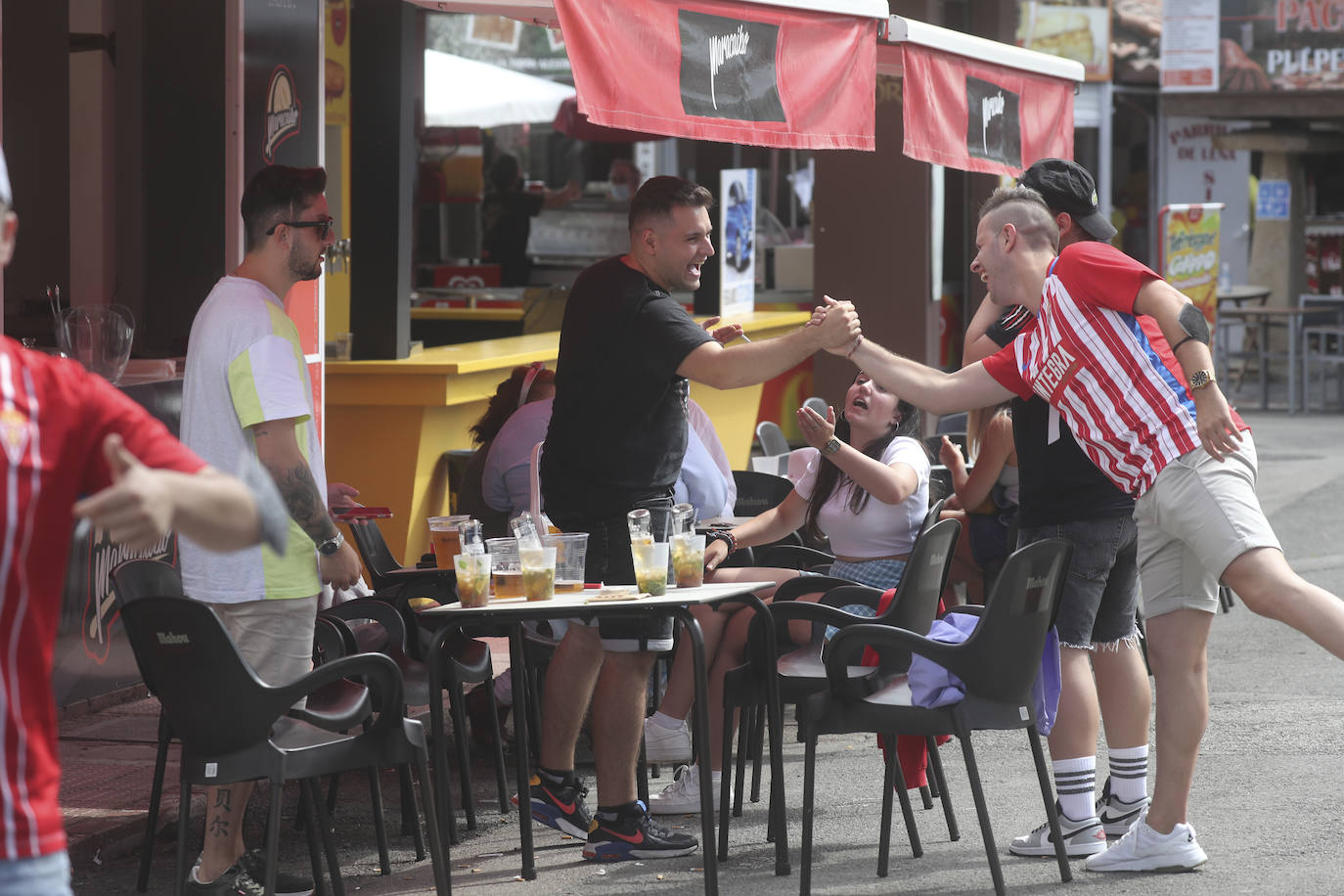 La Feria de Muestras continua siendo uno de los atractivos de Gijón a pesar de las muchas actividades que ofrece hoy la ciudad. Centenares de visitantes pasean por el recinto ferial, que ofrece divertimento para todos los miembros de la familia. 