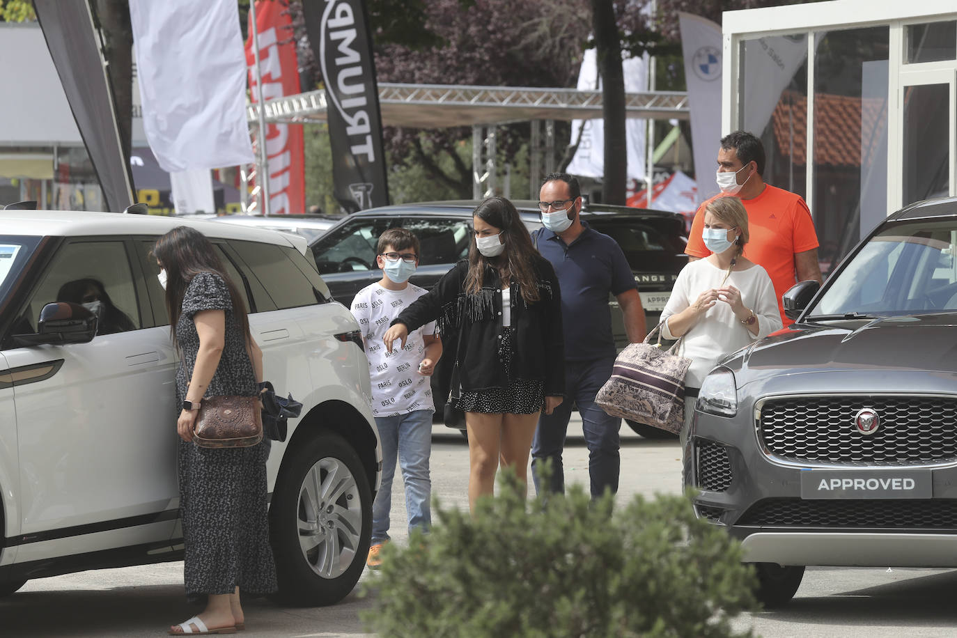 La Feria de Muestras continua siendo uno de los atractivos de Gijón a pesar de las muchas actividades que ofrece hoy la ciudad. Centenares de visitantes pasean por el recinto ferial, que ofrece divertimento para todos los miembros de la familia. 